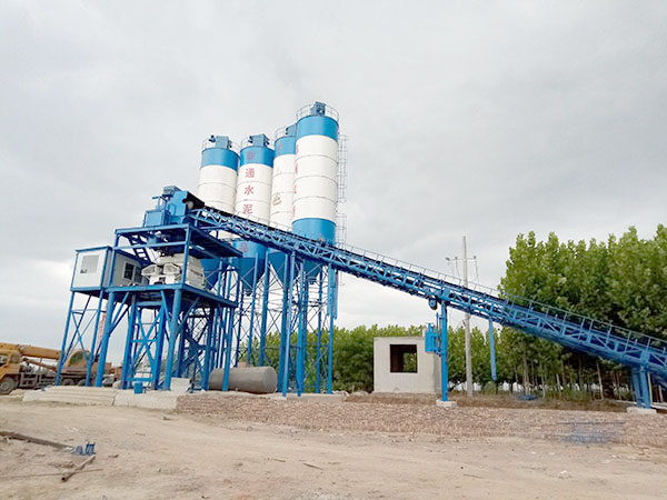 商丘引进乐鱼官方端网站登录入口-乐鱼(中国)90混凝土搅拌站的工作现场